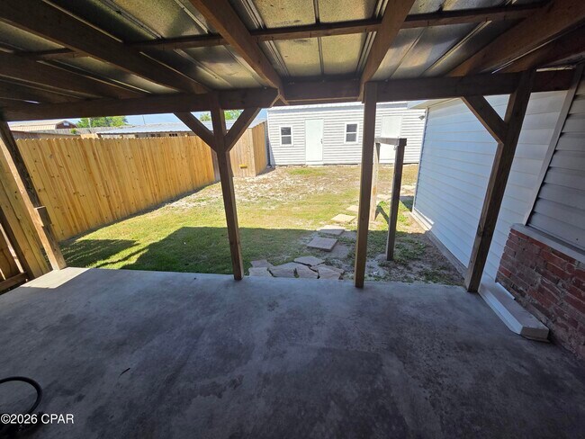 Building Photo - 1525 Oak Ave
