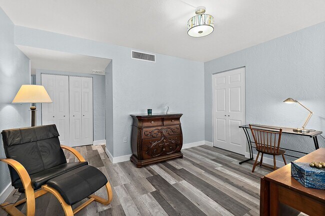 Building Photo - Spacious Oceanfront Condo