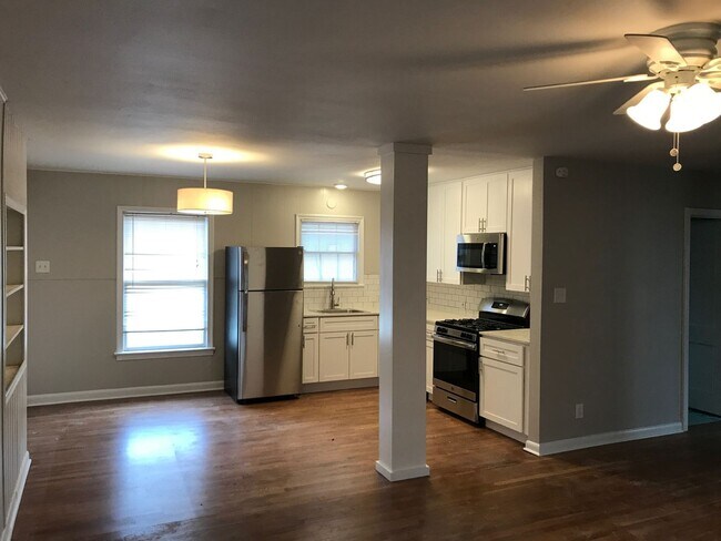 Building Photo - Charming 2-bedroom, 1-bathroom apartment!