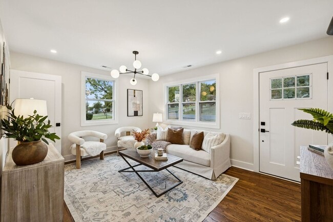 Building Photo - 215 Ash Dr