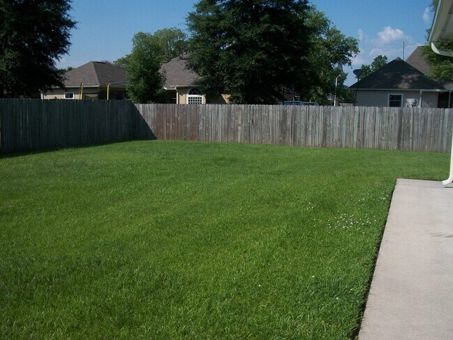 Building Photo - Spacious home in Woodlawn Estates