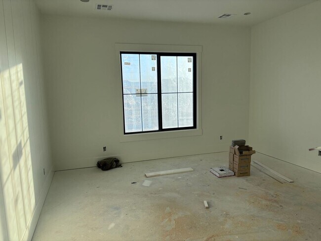 Building Photo - Huge Single Story with Pool and RV Garage