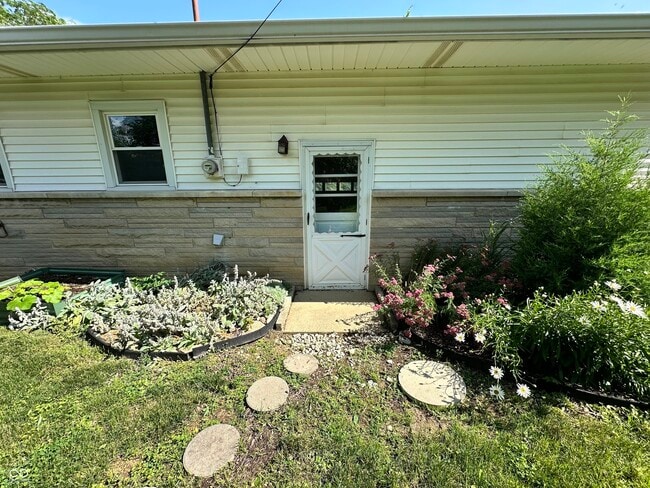Building Photo - 9 Paradise Ln
