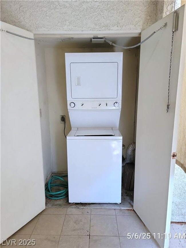 Building Photo - SW 1st FLOOR UNIT IN GATED LAS CASITAS COM...
