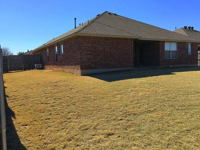 Building Photo - 1745 Sq. Ft.- Open Floor Plan- Edmond Schools