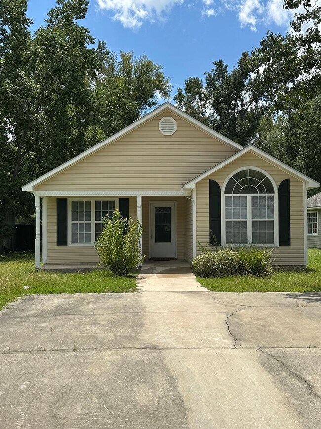 Building Photo - 3 Bed 2 Bath