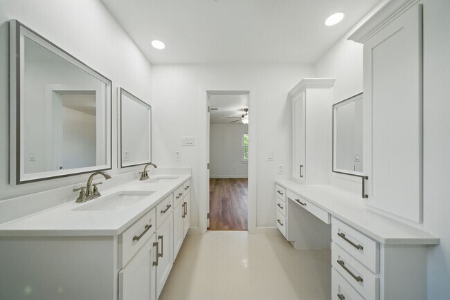 Building Photo - 9711 Derrik Dr