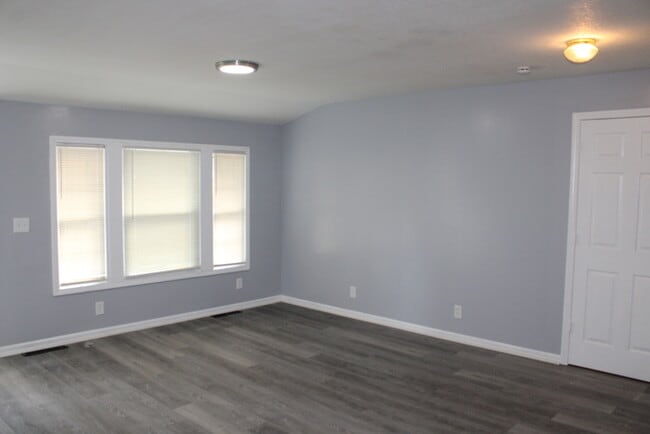 Building Photo - Spacious 4 Bedroom and 1 full bath home in...