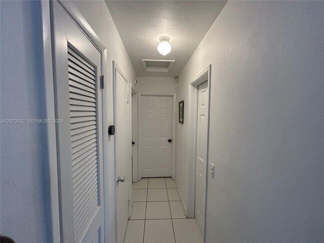 Building Photo - 571 SW 29th Terrace