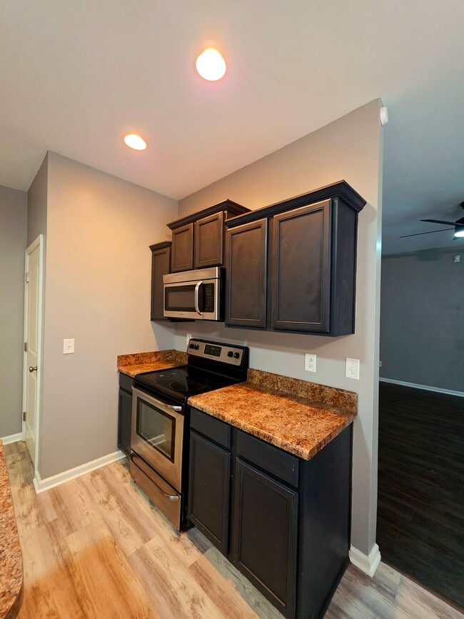 Building Photo - 3 BR 2.5 BA Hunters Creek