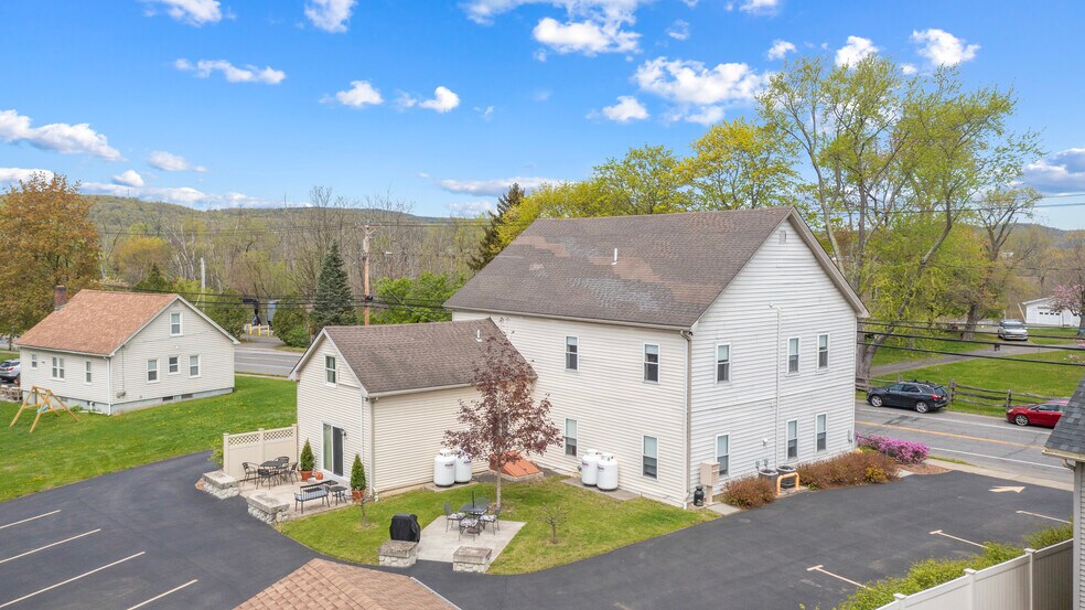 Back view - 292 Mansion St