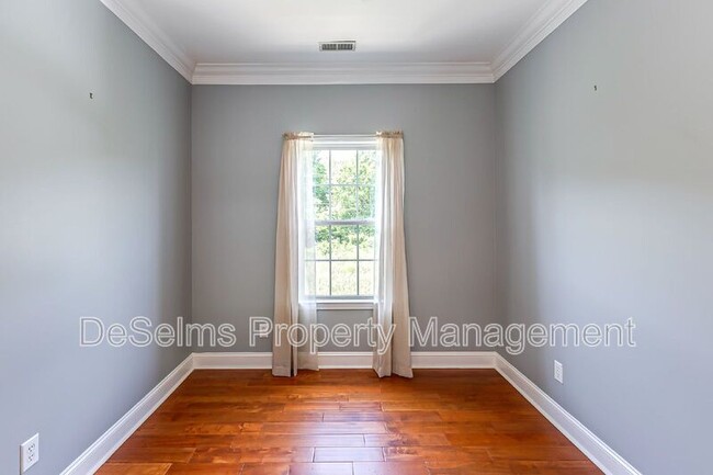 Building Photo - 701 Brent Glen Pl