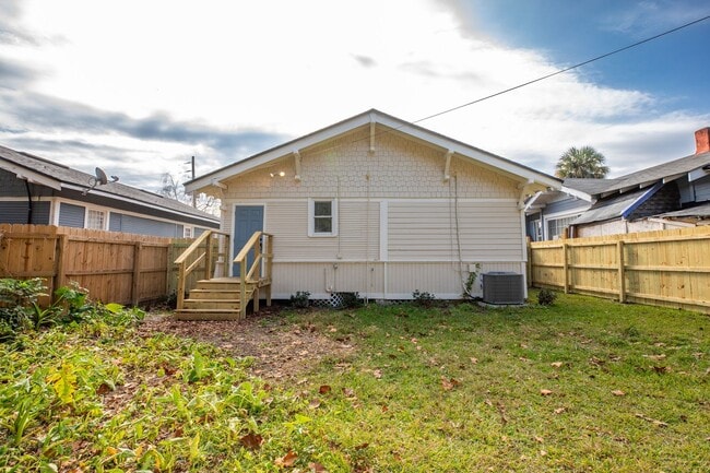 Building Photo - Renovated Bungalow in Riverside