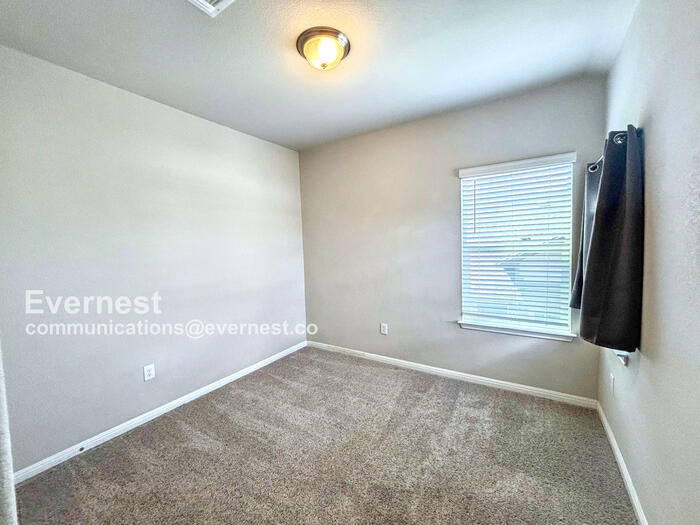 Building Photo - 1701 Logan Dr