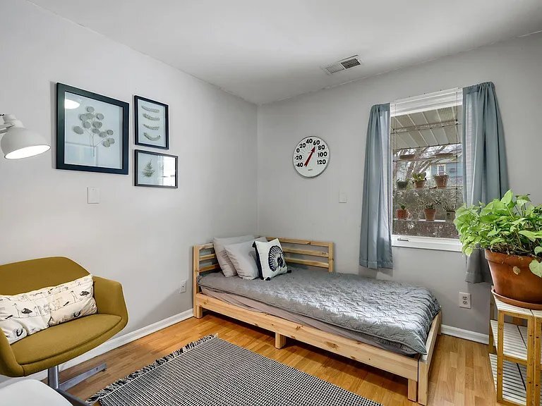 Building Photo - 1009 NE Lowry Ave