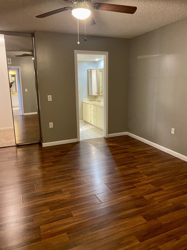 Building Photo - 619 6th Way