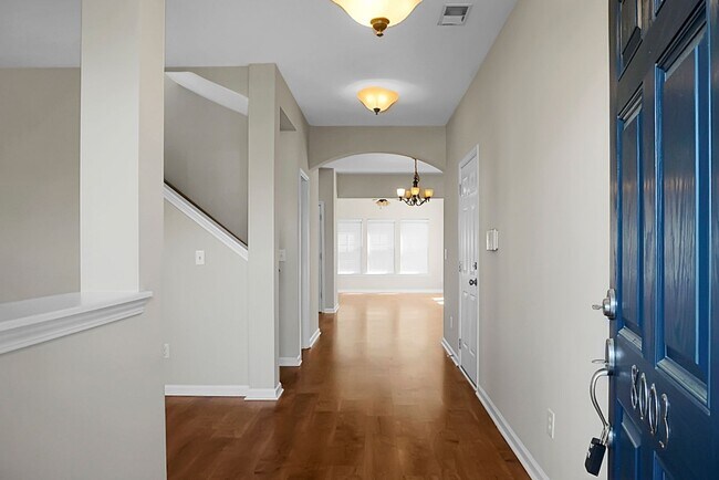 Building Photo - Comfortable Living, 4 BR 2.5 BA Home, Two Car Garage