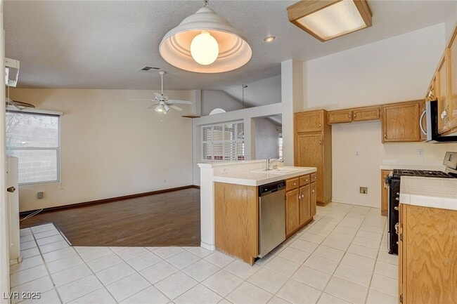 Building Photo - 114 E Tamarack Dr