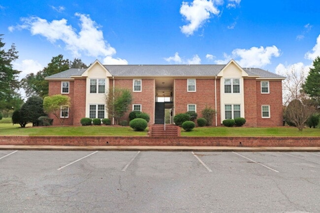 Building Photo - FOR RENT in Waynetique Apts ~ 2 Bedroom, 2 Bathroom Apartment in Goldsboro *Excellent Wayne Memor...