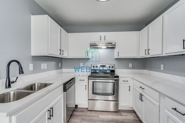 Building Photo - 2525 Lyola St