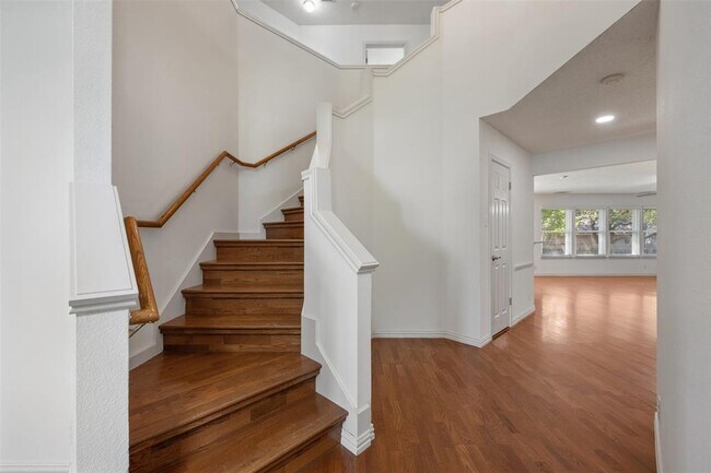 Building Photo - 3635 Flora Vista Loop