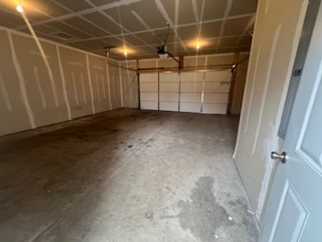 Building Photo - 3 Bedroom Duplex