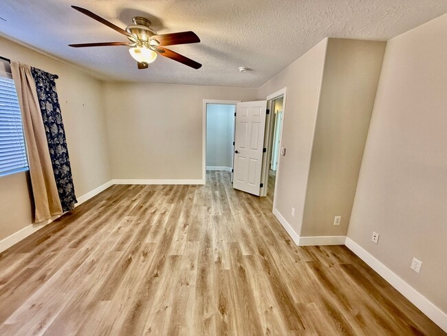 Building Photo - 389 E 500 S
