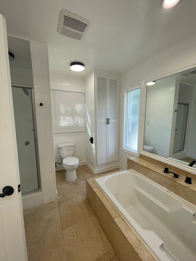 Building Photo - 11688 Bellagio Rd