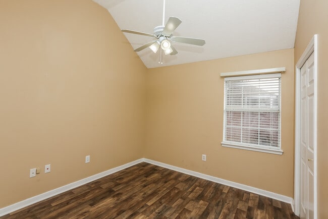 Building Photo - 549 Oak Ridge Way