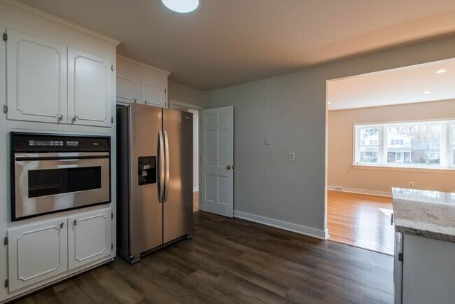 Building Photo - Newly remodeled 3/2.5