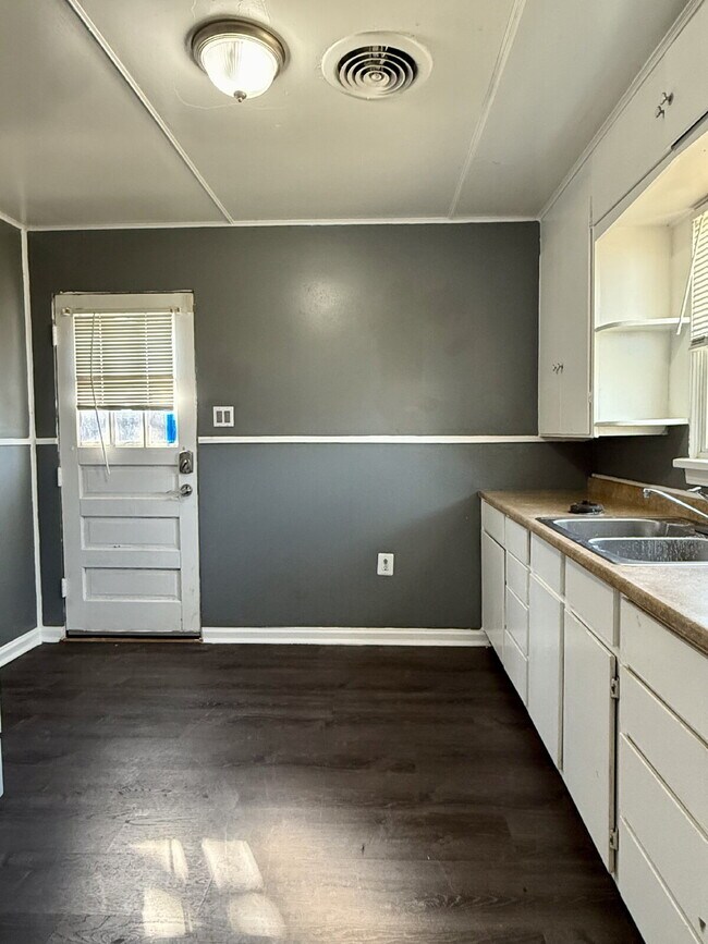 Building Photo - Steps from Beautiful  Park, Bonus Room & Central Lubbock Living!