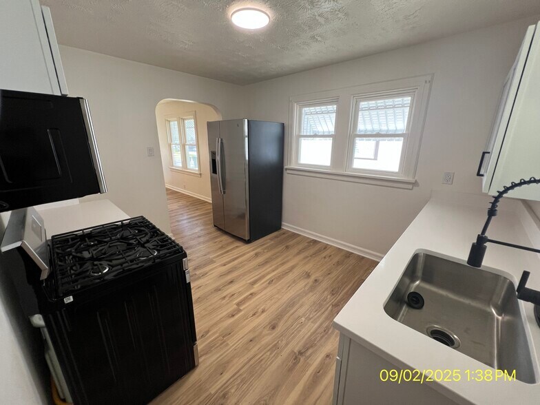 Building Photo - 2015 S Hackley St