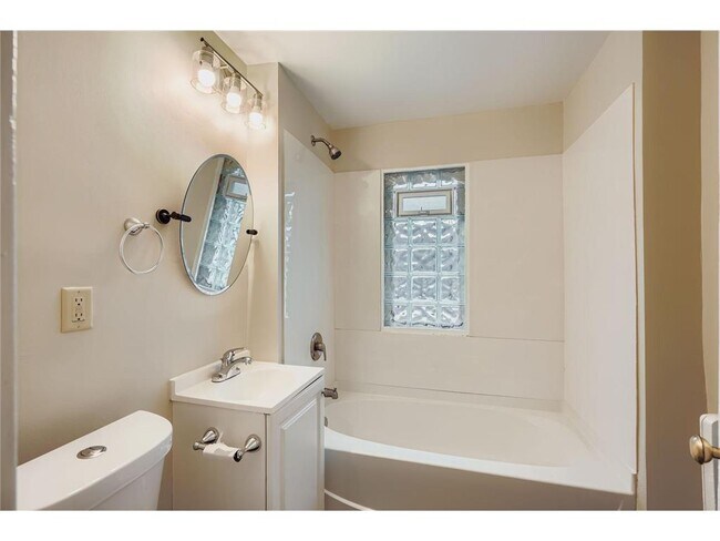 Building Photo - 595 Hawthorne Ave E