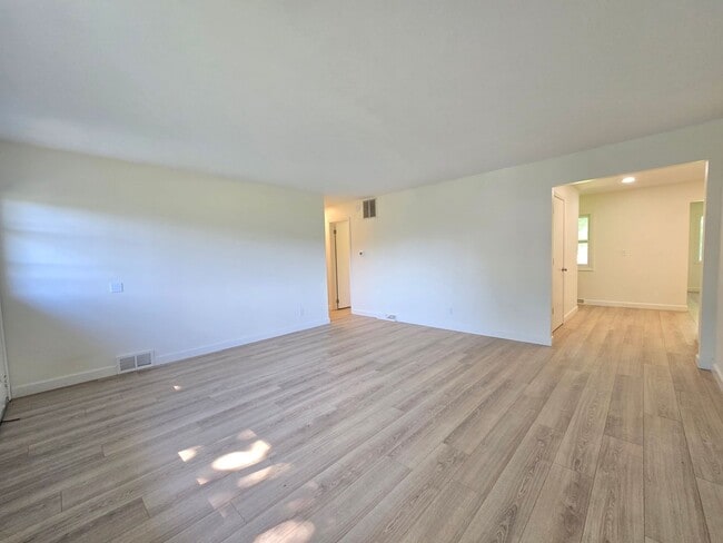 Building Photo - Updated 3 Bedroom Home in Downs