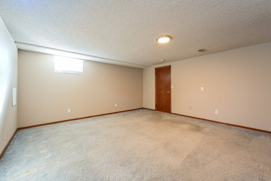 Building Photo - 65 S Eagle Cir