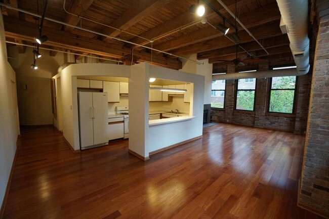 Living Area - Giant Corner Loft - 400 S Green St