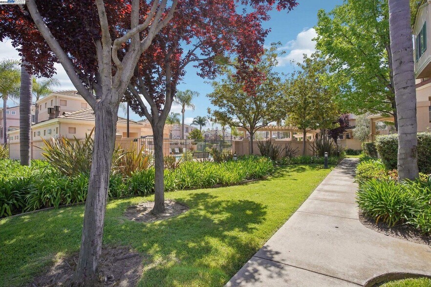 Building Photo - 385 Montecito Way