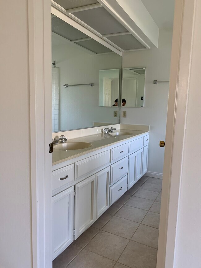 Building Photo - 652 Summer View Cir