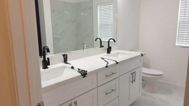 Building Photo - 5126 Lyndhurst Dr