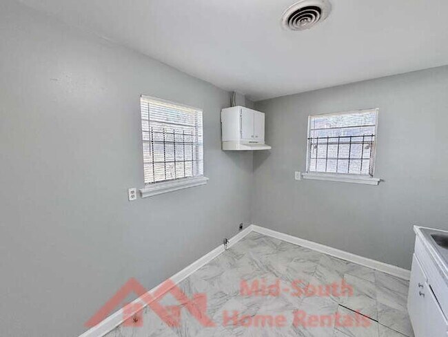 Building Photo - 2054 Benford St