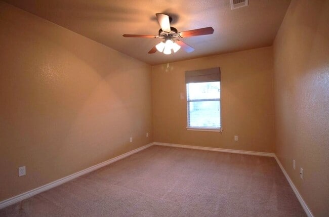 Building Photo - AVAILABLE NOW!