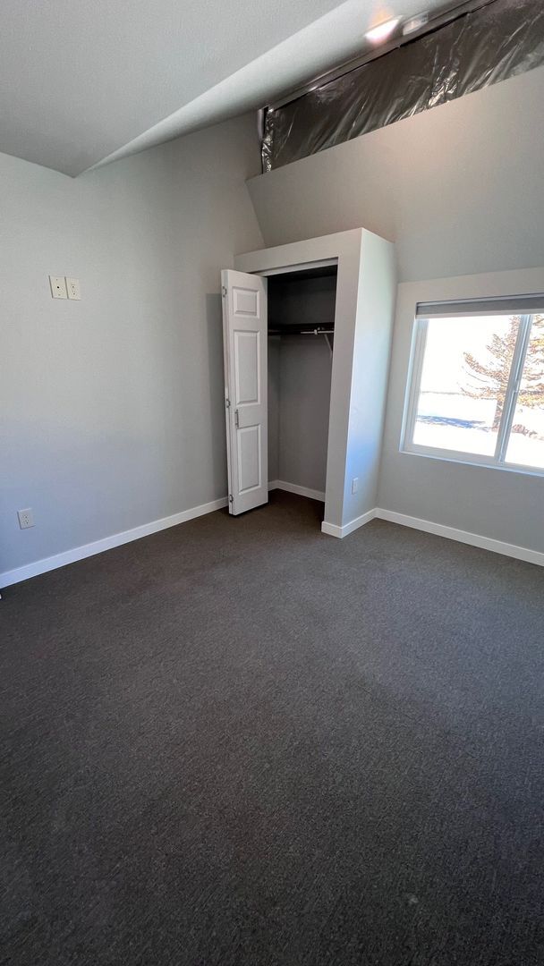 Building Photo - Half Off First Months Rent in Davenport!
