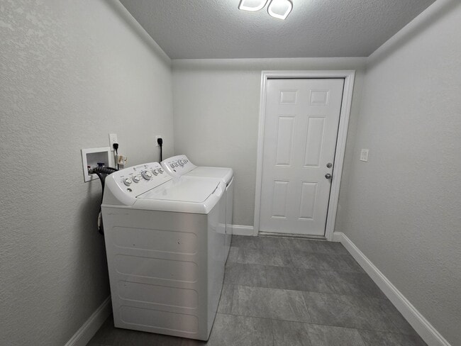 Building Photo - 4425 Bryan Ave