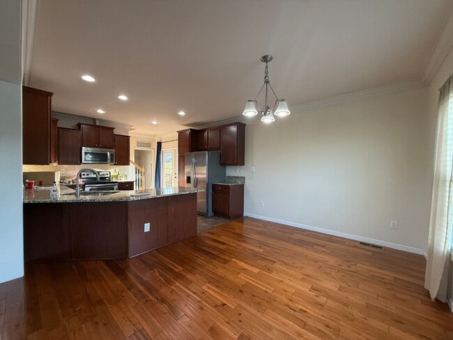 Building Photo - 3 Bedroom 3.5 Bathroom Home Located in Greeneville, TN