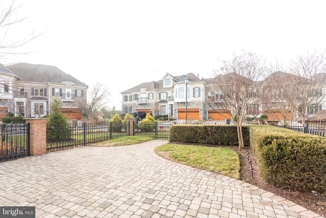 Building Photo - 18353 Fairway Oaks Square