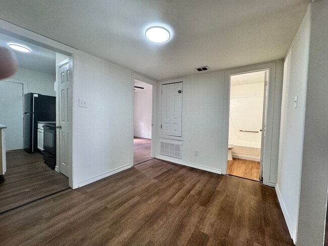 Building Photo - ONE BEDROOM APT WITH WATER PAID