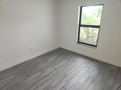 Building Photo - 544 SE 5th Pl
