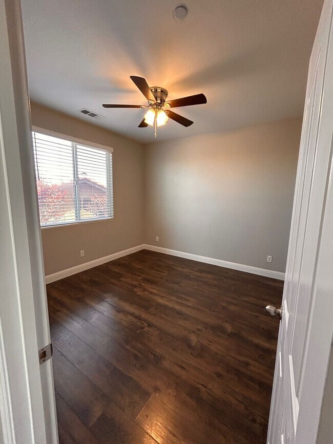 Building Photo - Gorgeous home for rent in Visalia