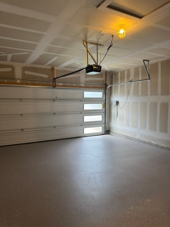 Building Photo - Ready for move-in! Spacious 4-bedroom, 3-b...