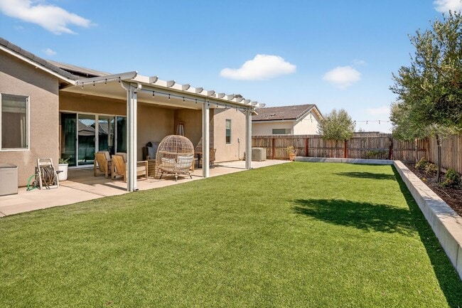 Building Photo - Charming 4BR House in Madera